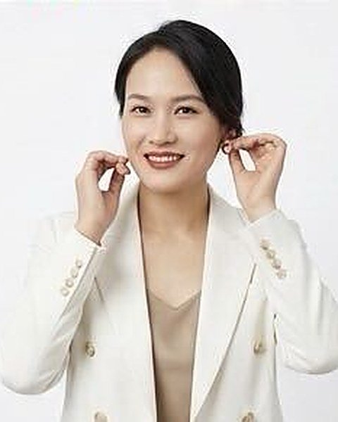 Maggie Yue, Founder of Zhenbao Trading